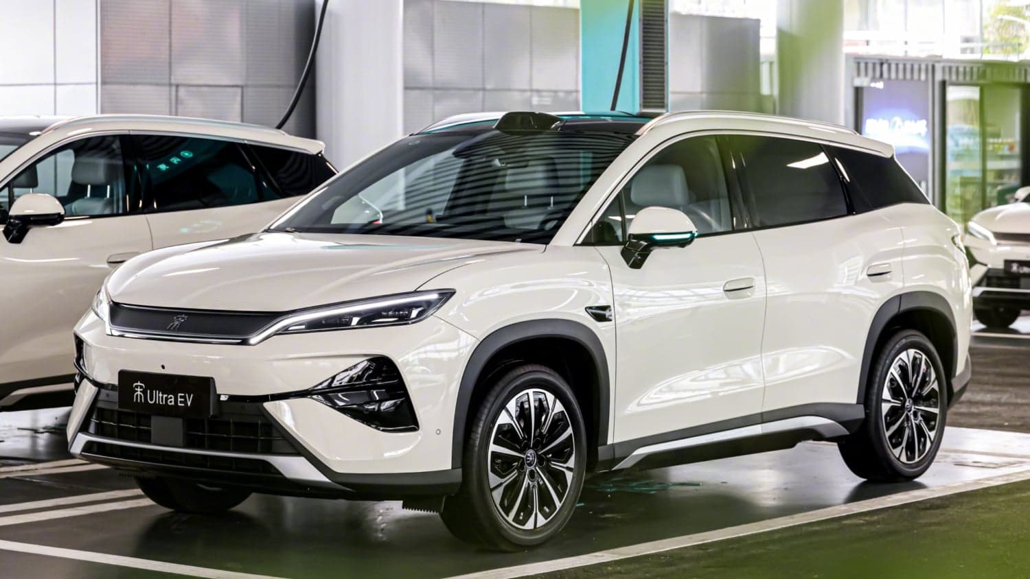 Электрический кроссовер BYD Song Ultra EV с быстрой зарядкой продан в количестве 61 240 единиц за месяц в Китае