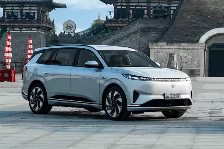 Кроссовер eπ 008 от Dongfeng: выдвижная тумба, два варианта начинки и одна цена