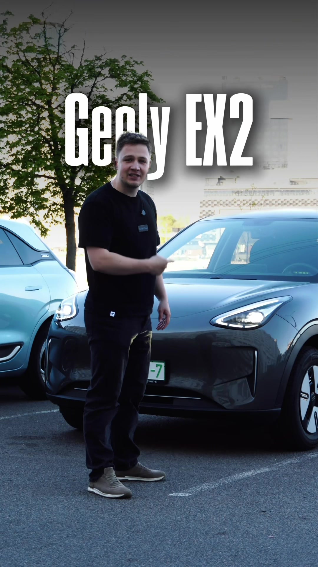 Честный тест Geely EX2: сколько проедет, какой расход? Автомобиль в комплектации Pro, по техчасти идентичен комплектации Max Старт из Минска в Сморгонь 123км, скорость ~80 км/ч, температура +15°C. Зарядка на станции BatteryFly в Сморгони на ул. Синицкого. Мощность 50 кВт: до 80% - 31 минута от 80% до 100% - 19 минут. Реальный расход с потерями - 15,6 кВт·ч/100 км. В пересчёте на бензин АИ-95: - при зарядке на быстрой станции: 3,8 л АИ‑95 / 100 км - при зарядке дома: 1,8 л / 100 км Сморгонь-Минск