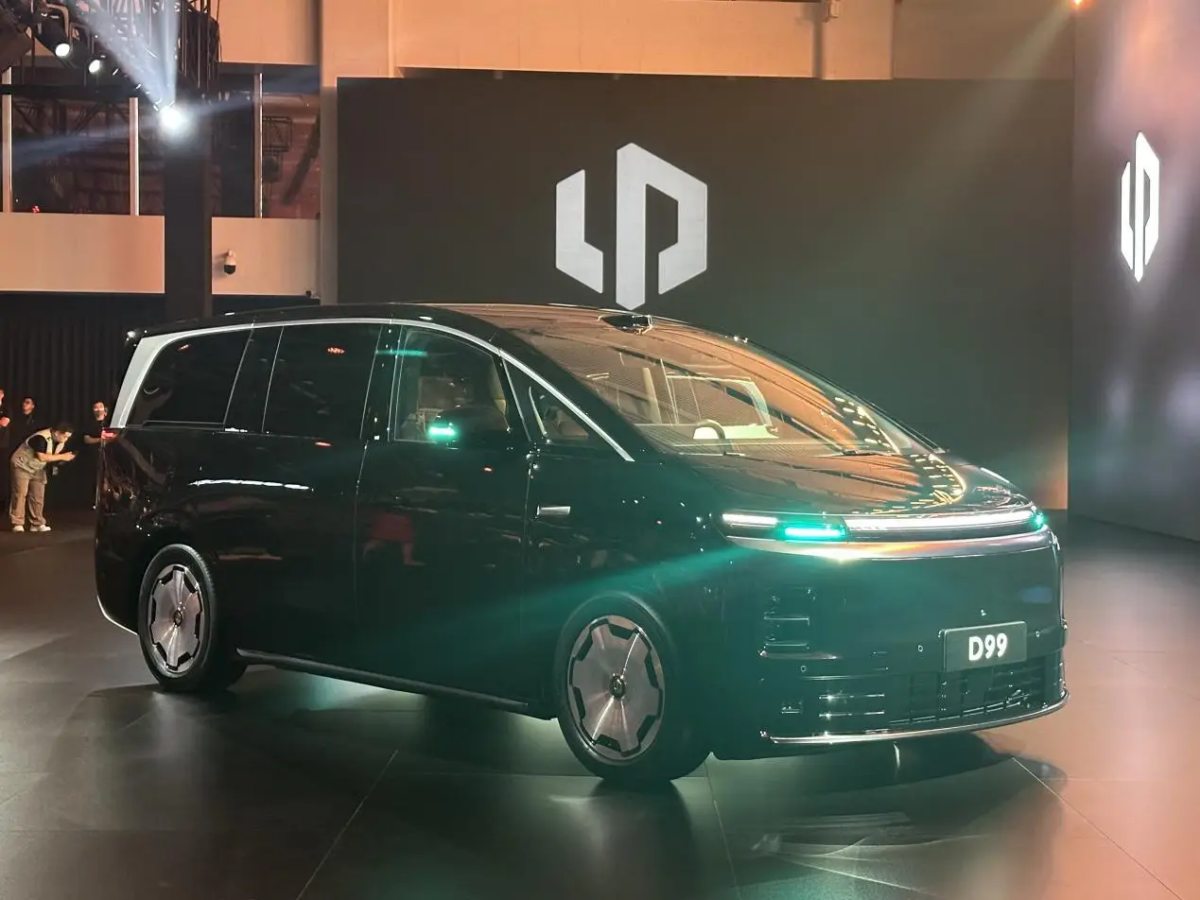 Leapmotor представляет D99 MPV в Китае: аккумулятор на 115 кВтч для BEV и 80,3 кВтч для EREV, цена 36 700 долларов