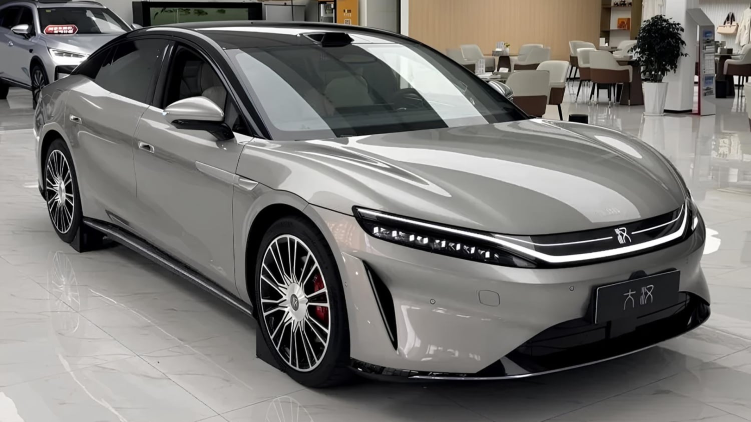 Полноразмерный седан BYD Da Han EV поступил в продажу в Китае