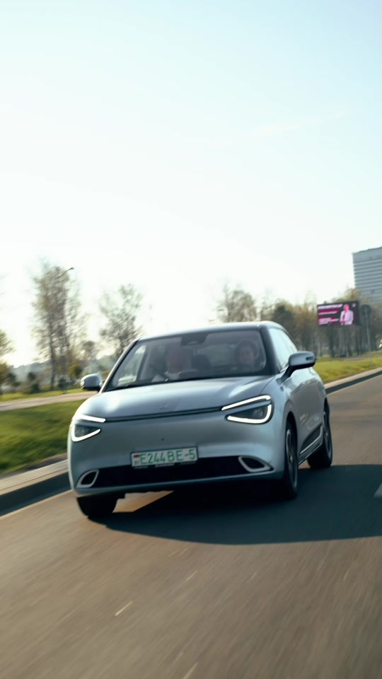 DF BOX против Geely EX2 - реальный тест 333 км! Мы пригласили владелиц электромобилей Полину и Елену, вместе проехали 330 км и сравнили: — Реальный расход kWh/100км с потерями; — Настоящий запас хода на скорости 80 км/ч; — Время зарядки и максимальную мощность; — Разгон 0–100; — Пользовательский опыт, вместительность, ассистенты, опции. Условия теста: 3 пассажира в машине +15°-20° спокойный travel-режим Запас хода: больше у DF BOX за счет бОльшей емкости батареи Расход почти равный: ~16 kWh/100 